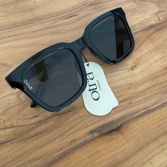Otra Fyn by Quay Australia Black Sunglasses - Picture 2 of 5